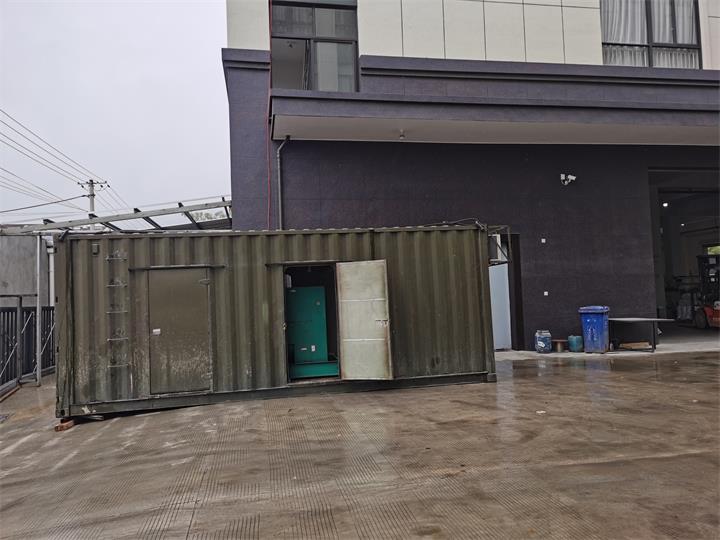 江蘇無(wú)錫發(fā)電機(jī)出租租賃工廠租用進(jìn)口康明斯220kw柴油發(fā)電機(jī)組租賃到達(dá)現(xiàn)場(chǎng)