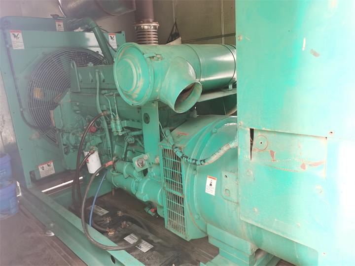 江蘇無(wú)錫發(fā)電機(jī)出租租賃工廠租用進(jìn)口康明斯220kw柴油發(fā)電機(jī)組租賃到達(dá)現(xiàn)場(chǎng)